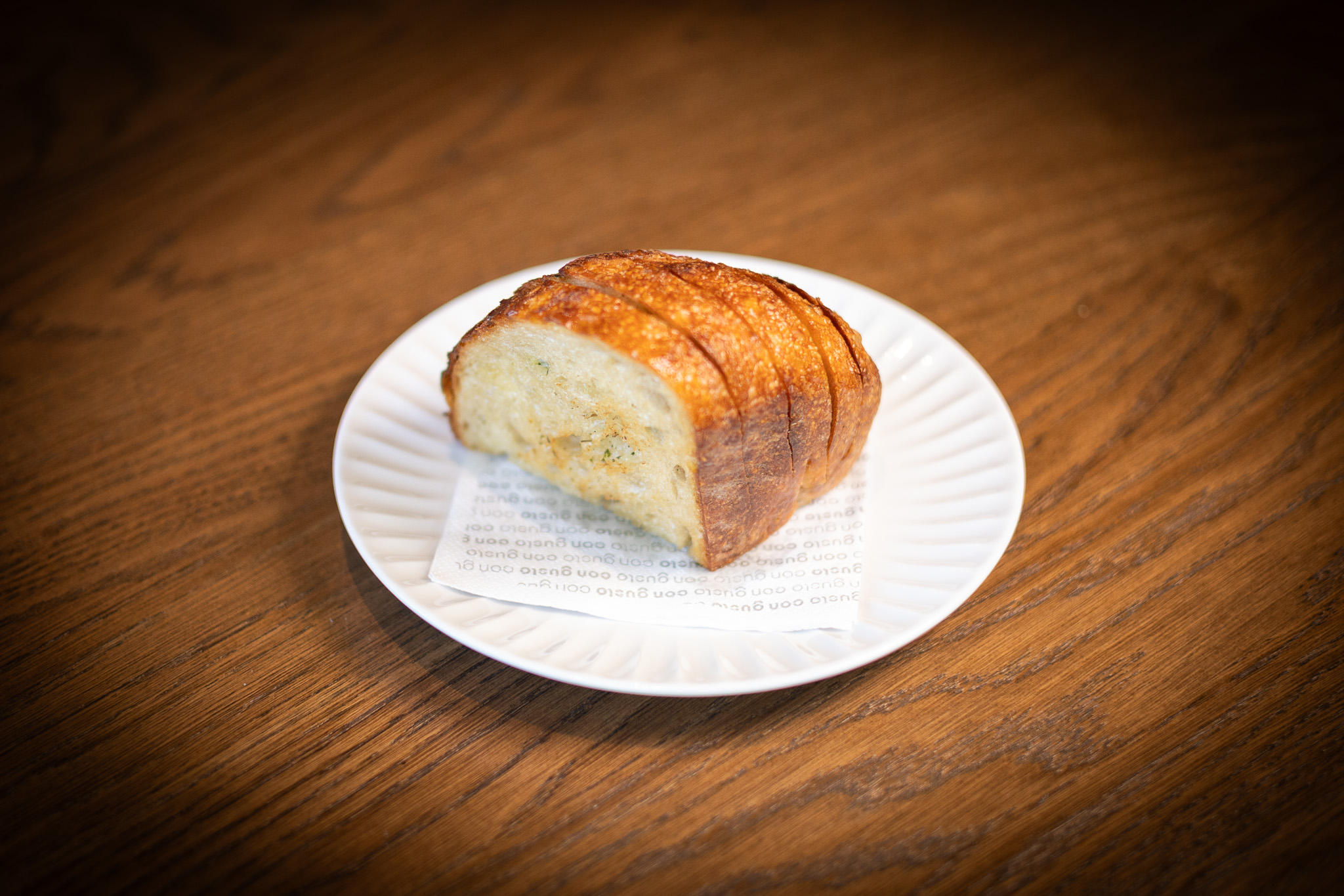 Rozpékaný chléb s bylinkovým máslem