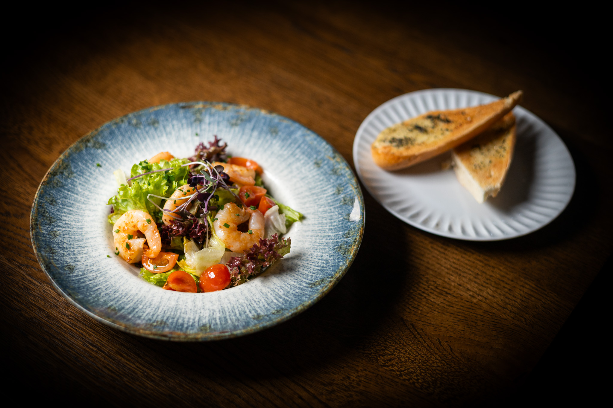 Krevety na listovém salátu