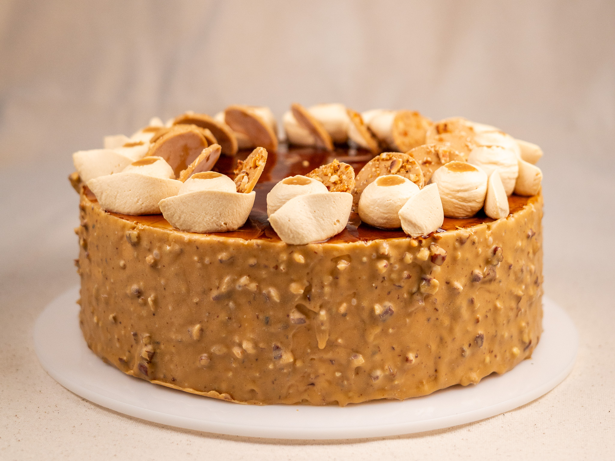 Karamelový dort s glazovanými ořechy