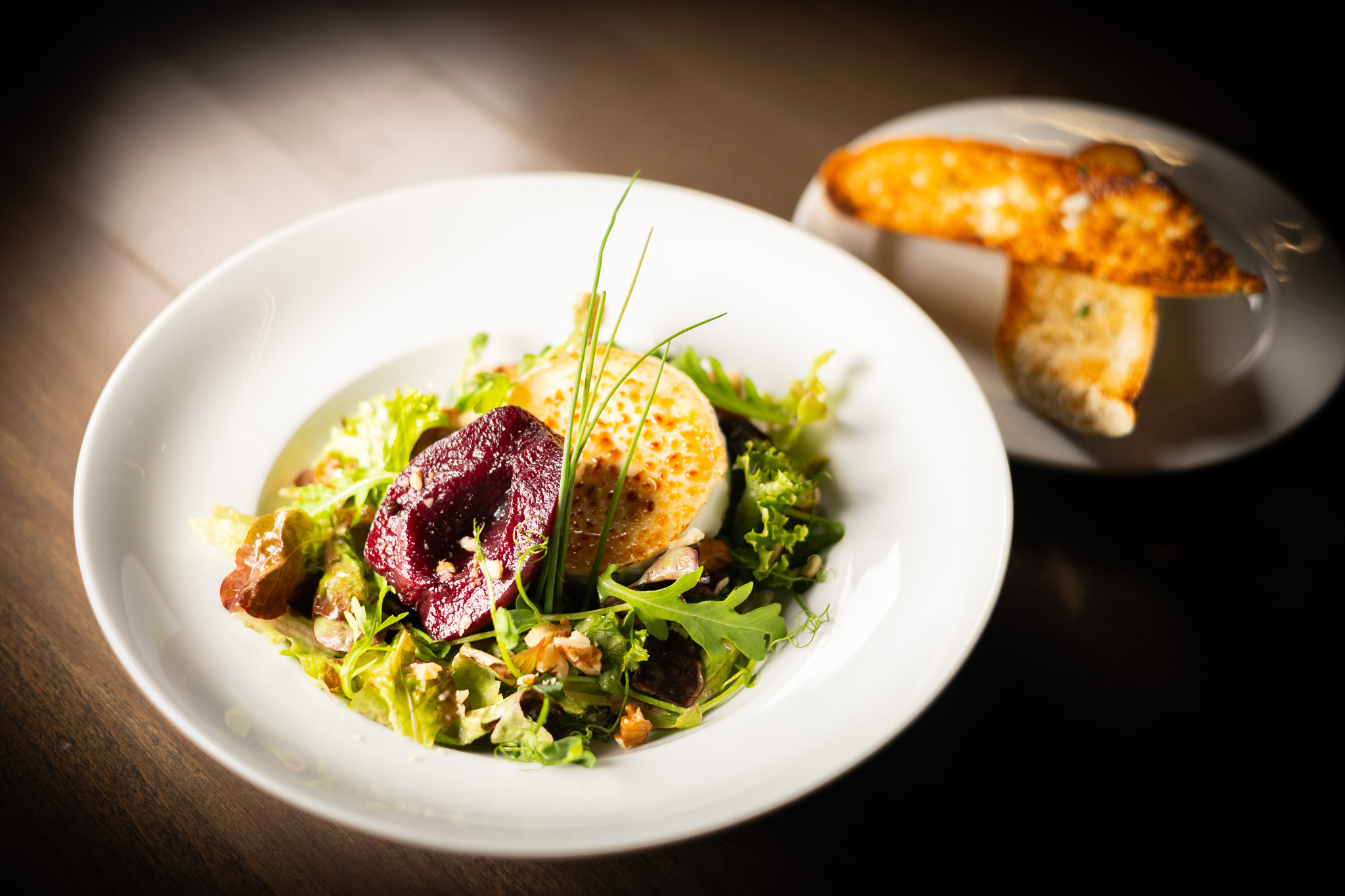 Listový salát s pošírovanou hruškou