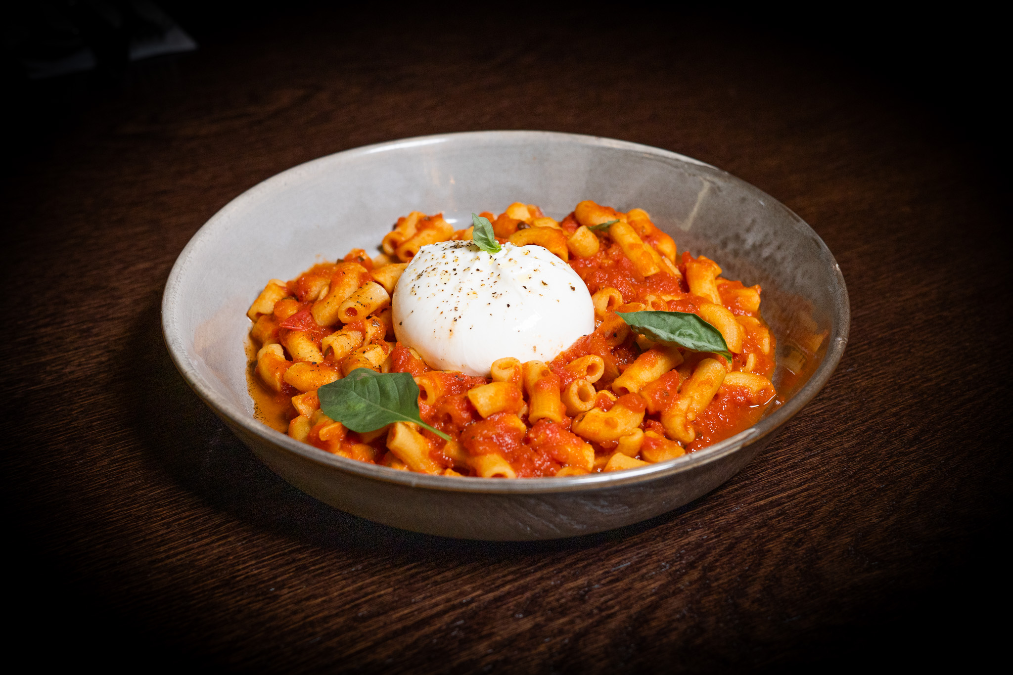 Rigatoni al sugo di pomodoro e burrata