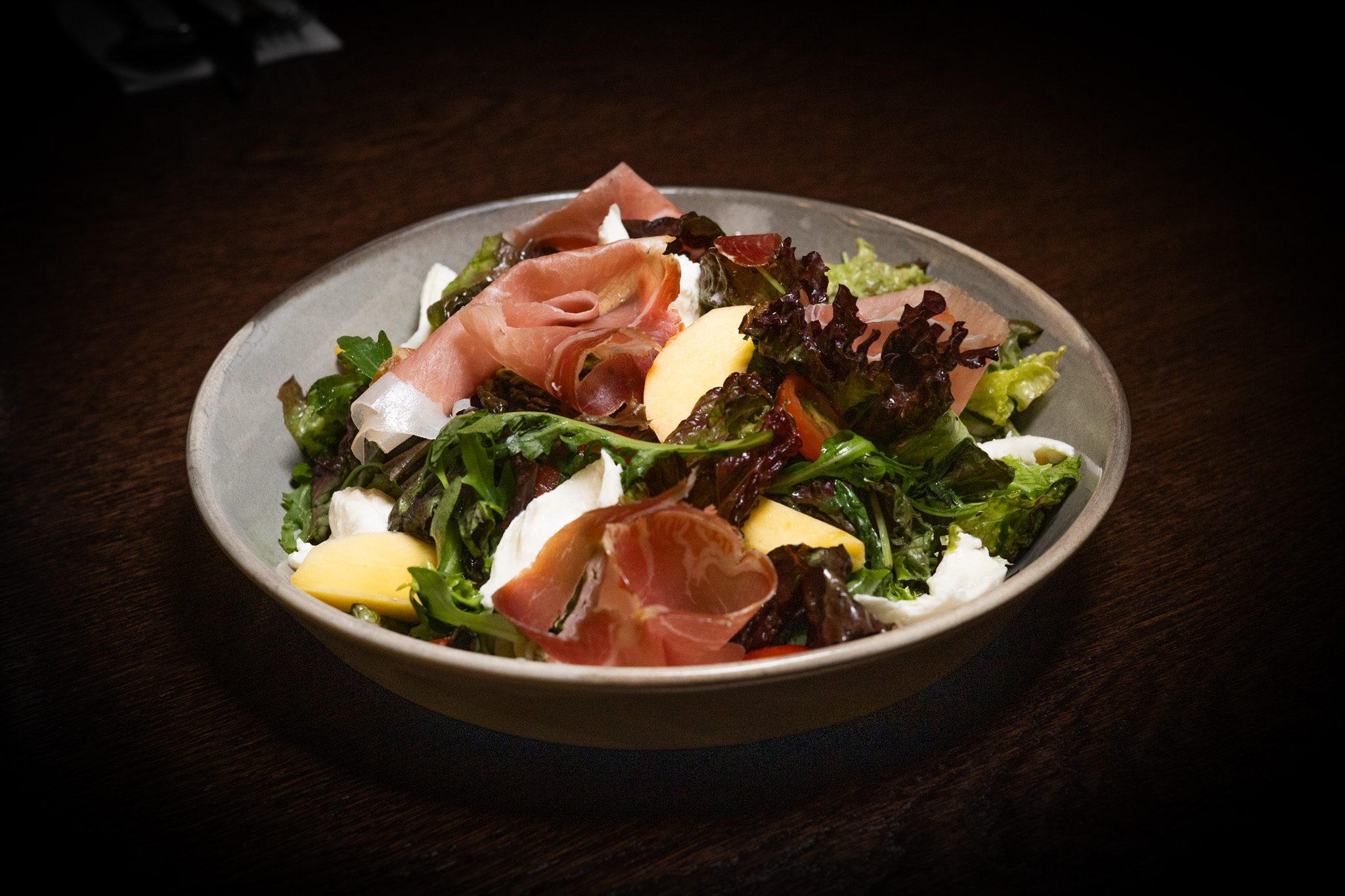 INSALATA CON BUFFALINA, PROSCIUTTO CRUDO, MANGO E POMODORI