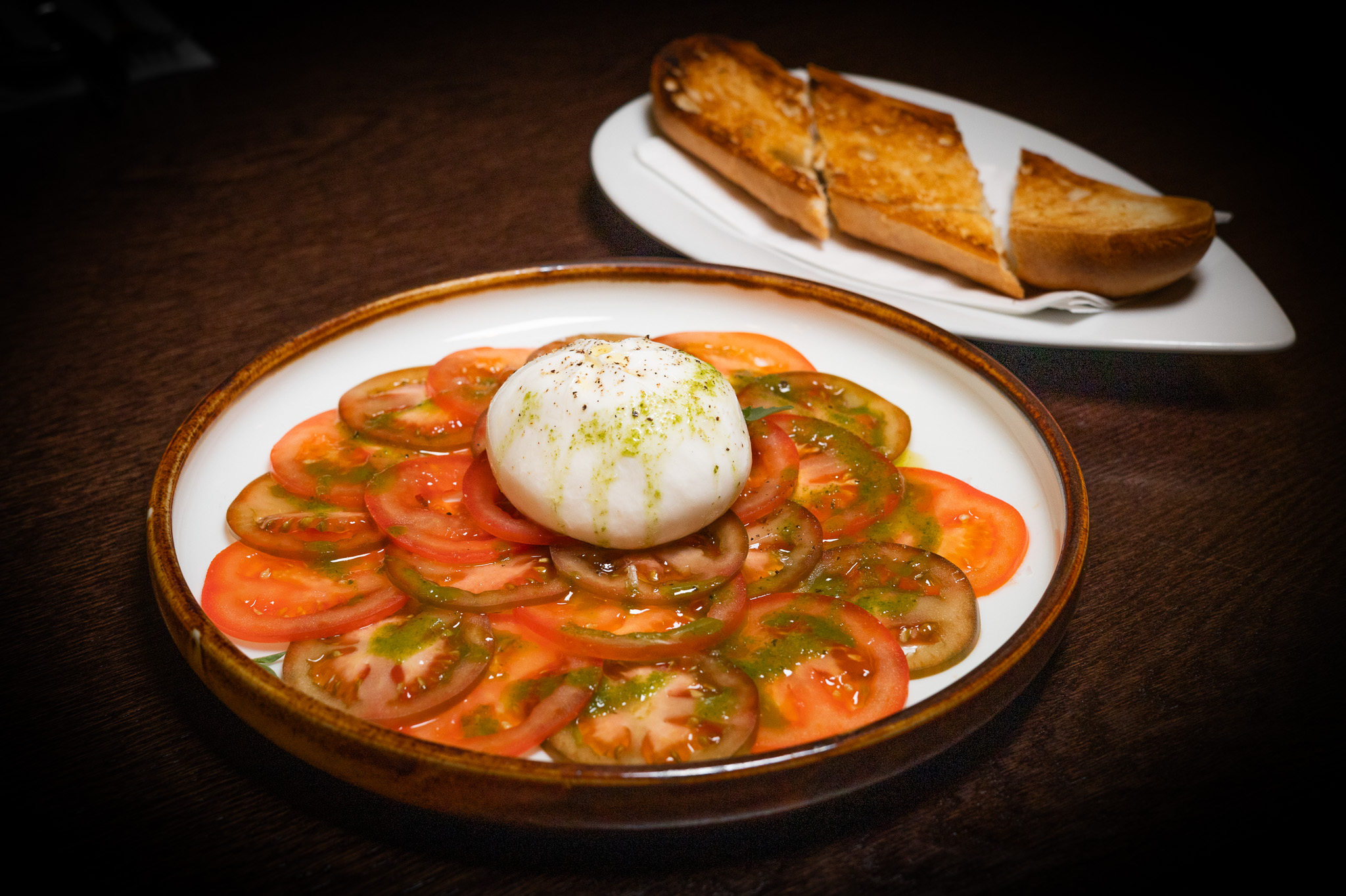 INSALATA CAPRESE CON BURRATA E PESTO DI BASILICO BAGUETTE TOSTATA