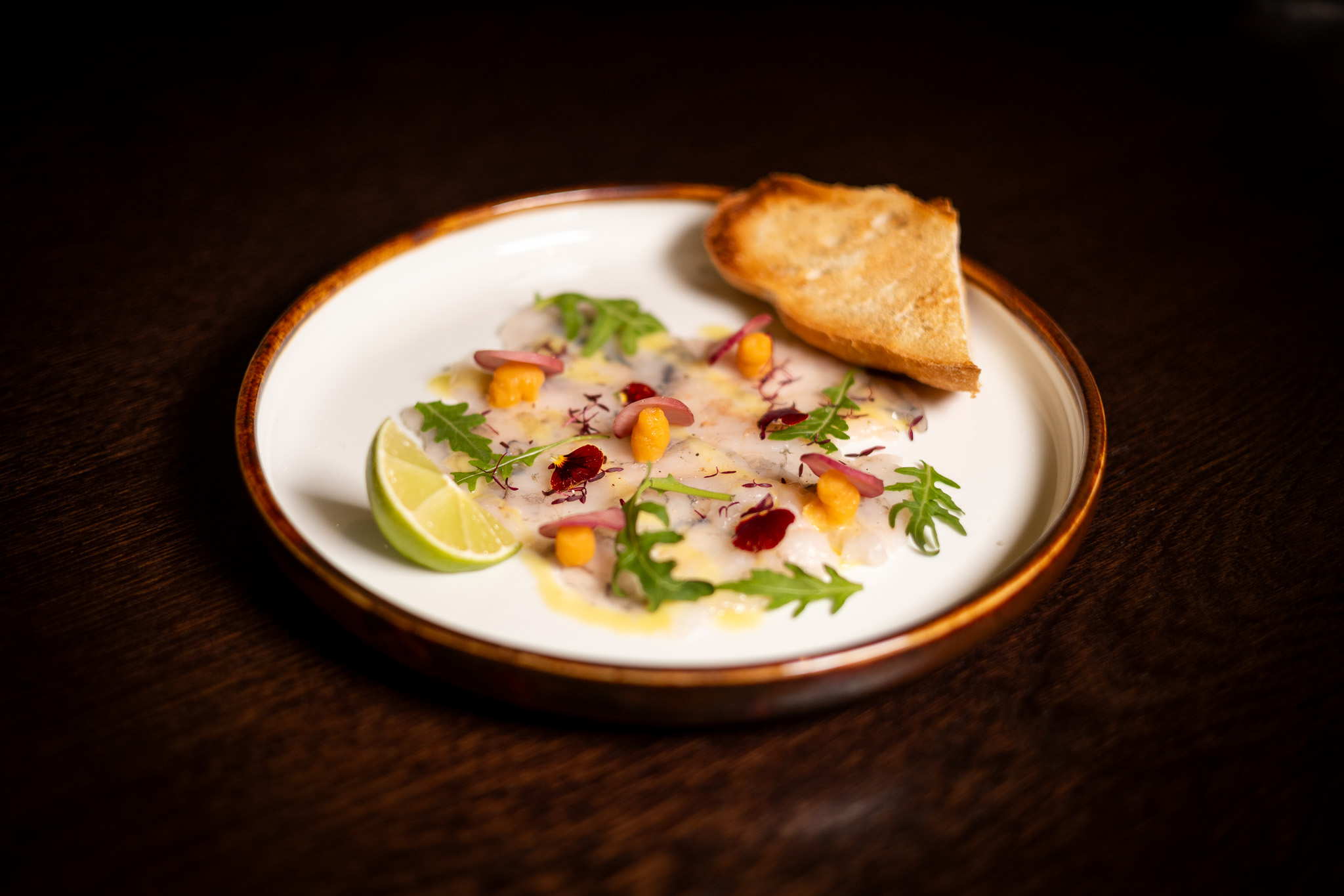 CARPACCIO DI GAMBERI, RAVANELLI FERMENTATI, CREMA DI TUORLI D’UOVO, BAGUETTE