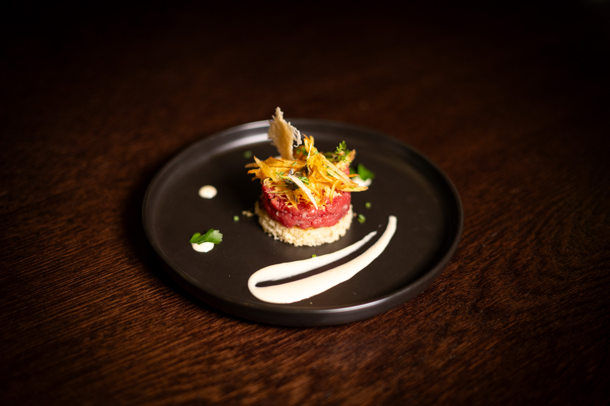 TARTARE DI MANZO SU BRIOCHE AL BURRO, MAIONESE AI CAPPER I, TUORLO ESSICCATO, CHIPS DI PECORINO