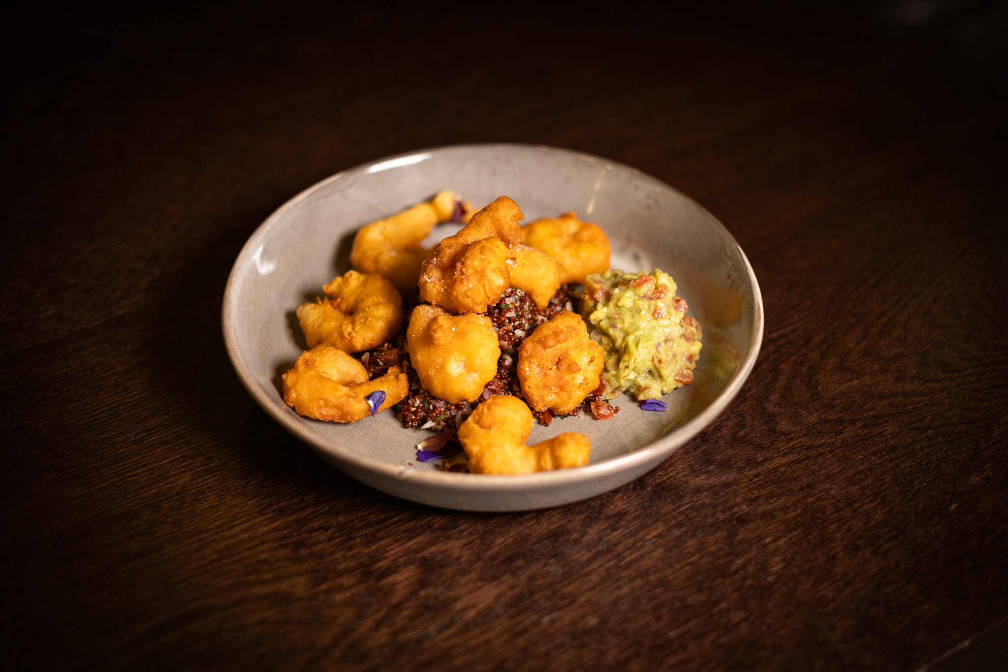 TEMPURA DI GAMBERI, INSALATA FREDDA DI QUINOA, SALSA GUACAMOLE