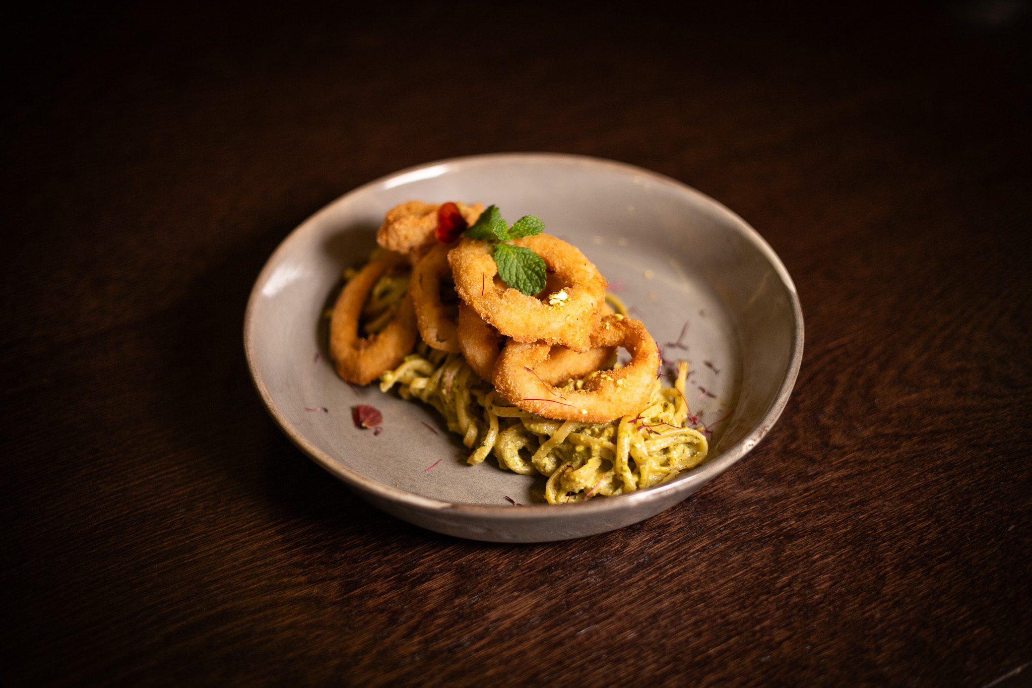 LINGUINE AL PESTO DI PISTACCHIO, PINOLI E CALAMARI FRITTI