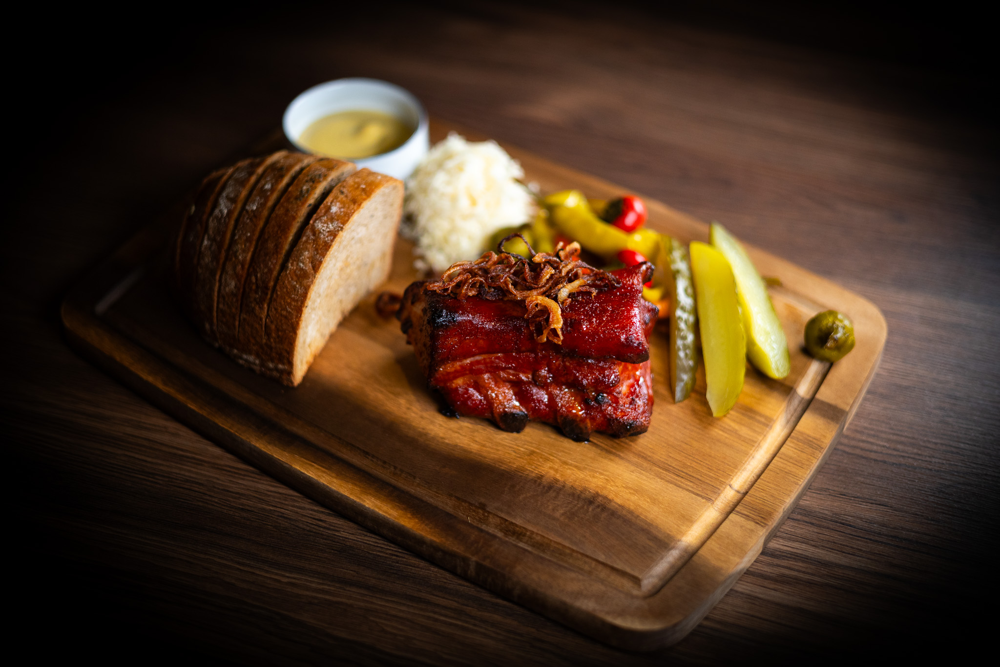 Pomalu pečená uzená žebra s chilli a medem