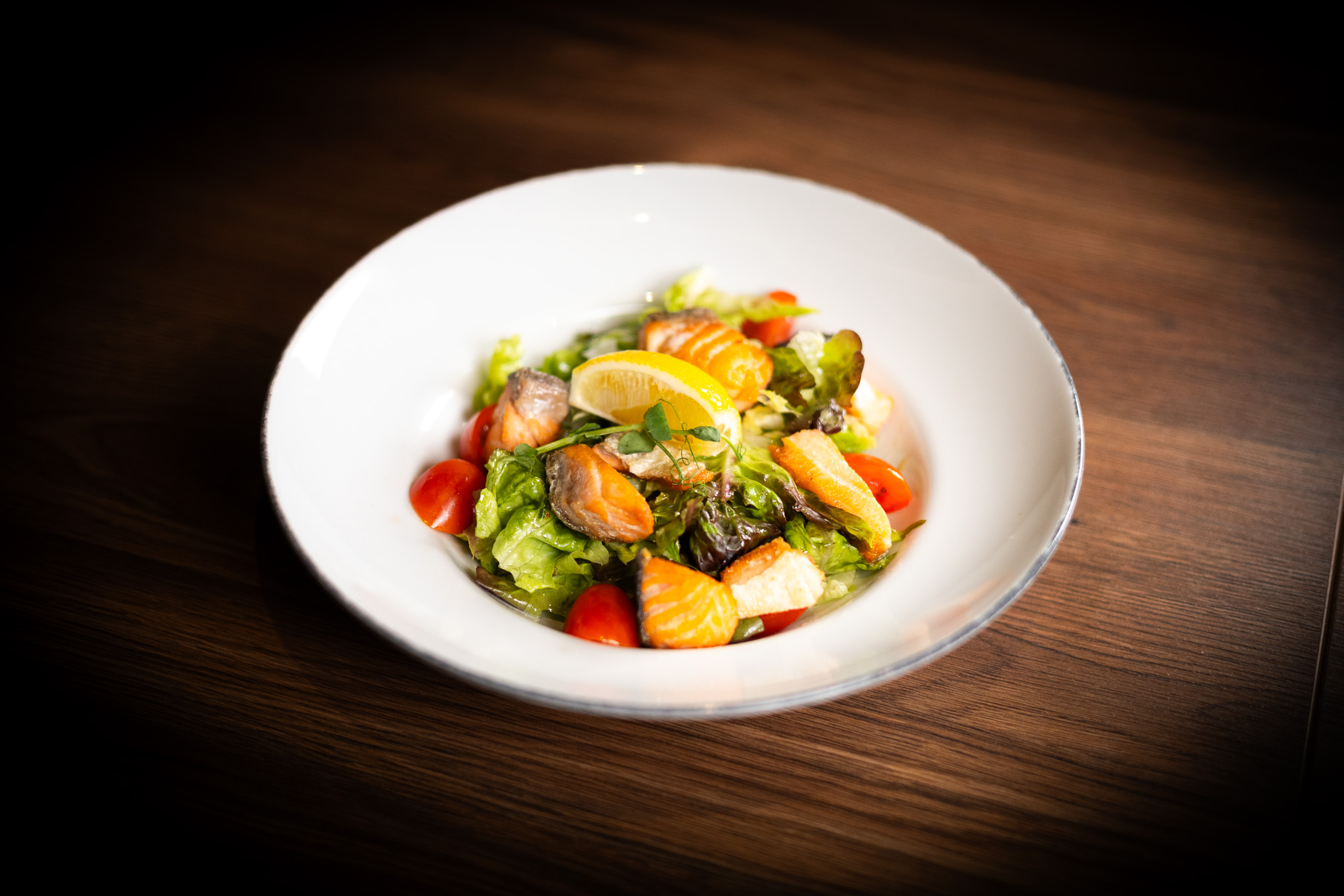 Salát s grilovanými kousky lososa