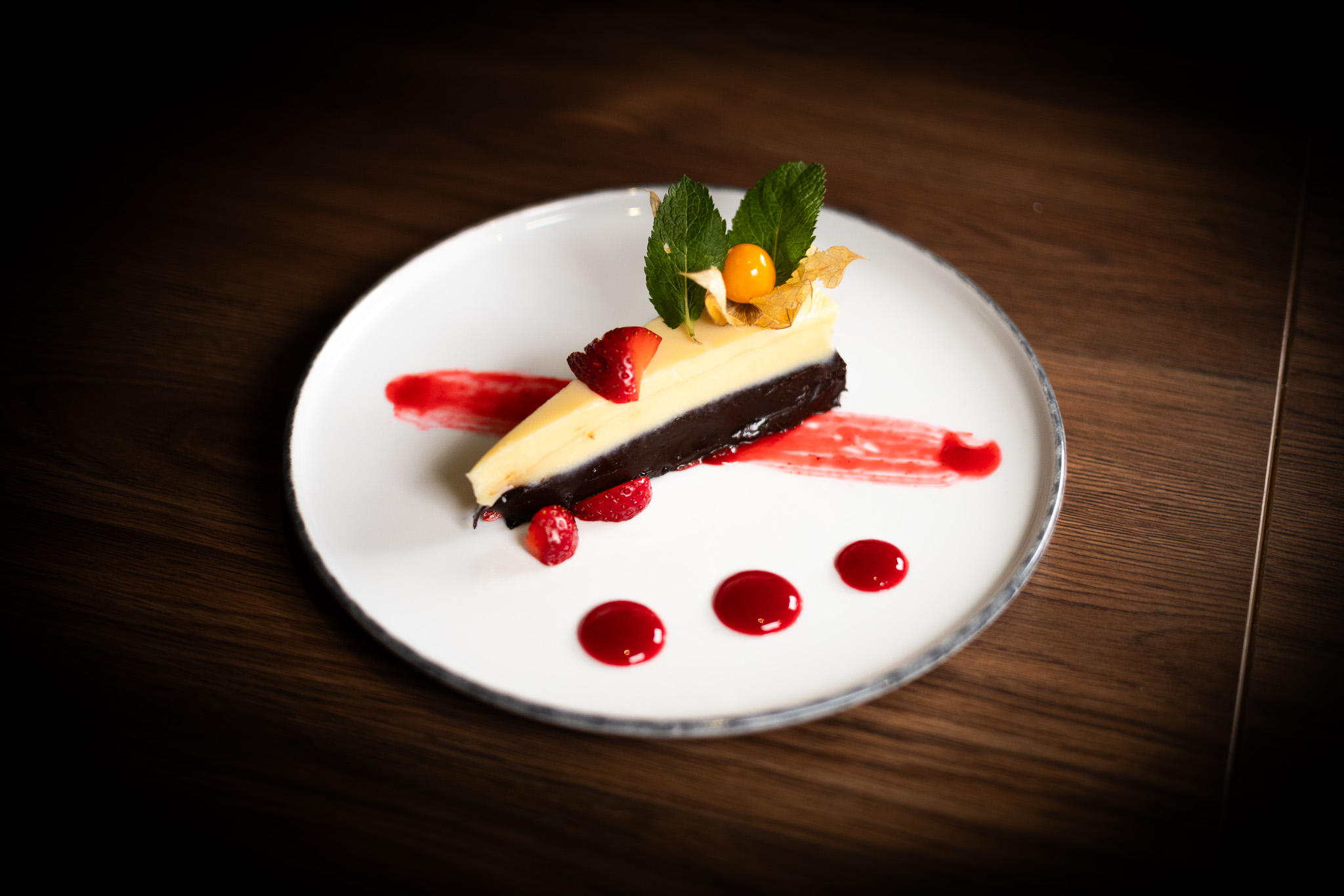 Čokoládový dort z tmavé a bílé čokolády