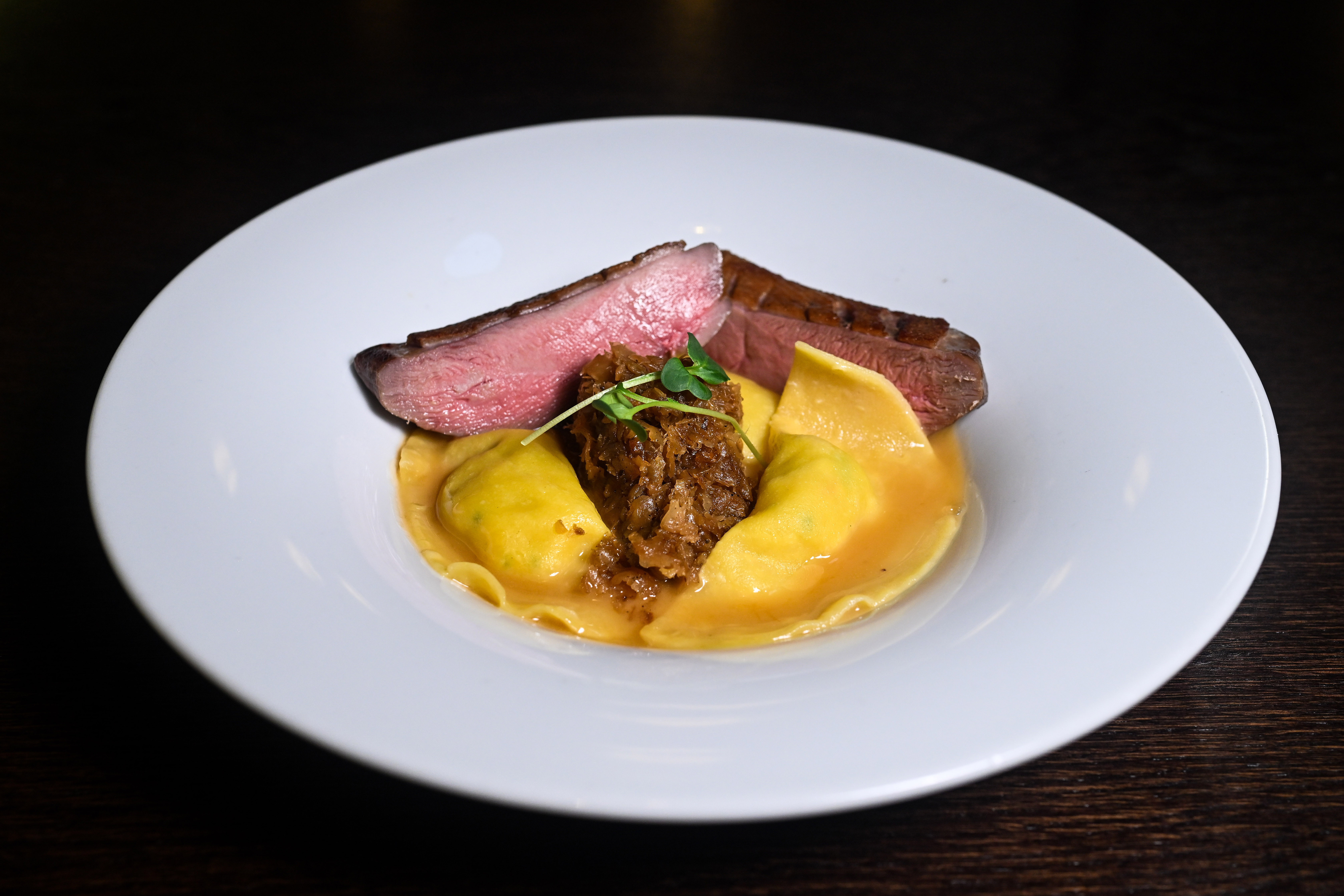 PETTO D‘ANATRA CON CAVALO CARAMELLATO, RAVIOLI RIPIENI DI PATATE E CICCIOLI